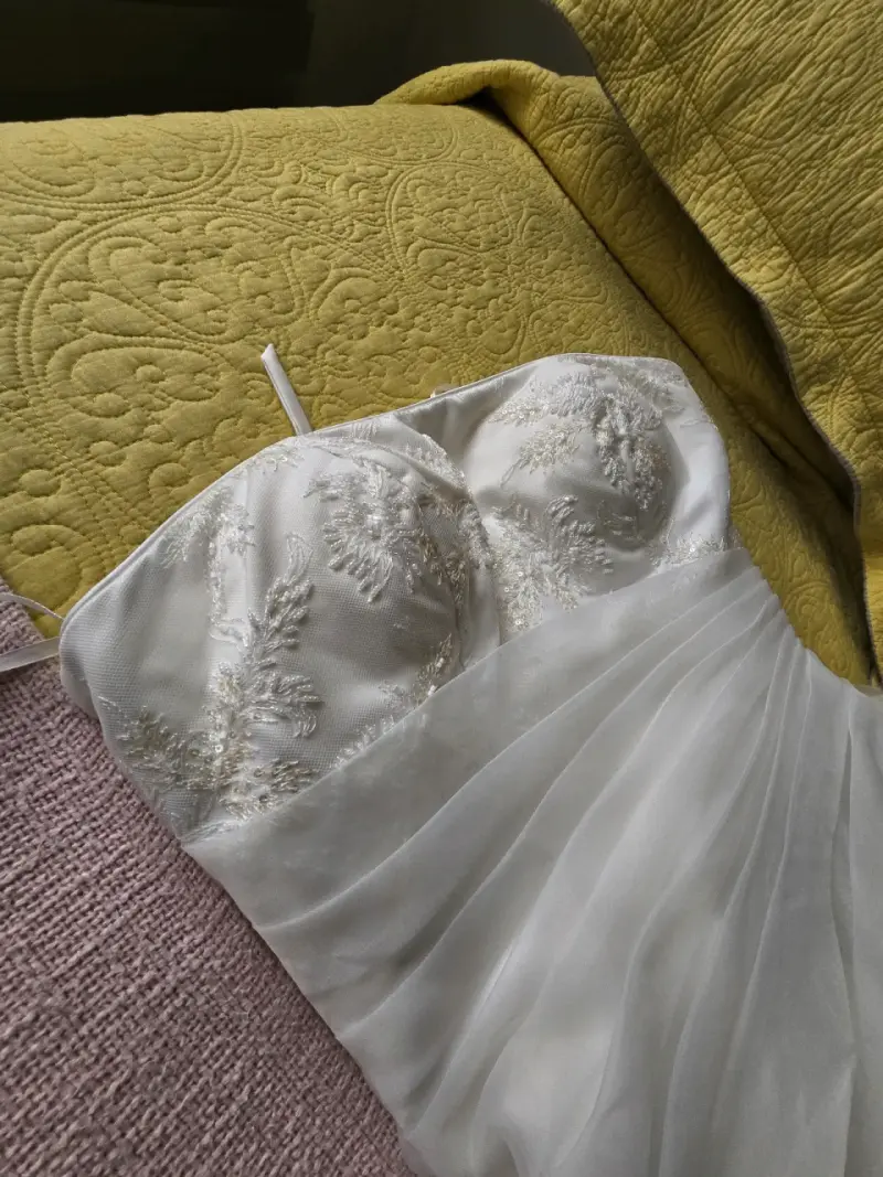 Vestido de novia blanco con encaje y volantes - 5