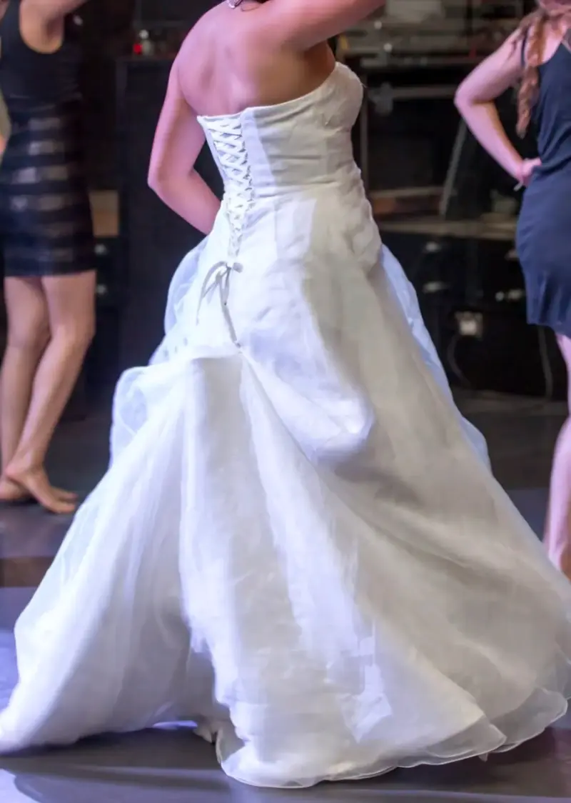 Vestido de novia blanco con encaje y volantes - 6