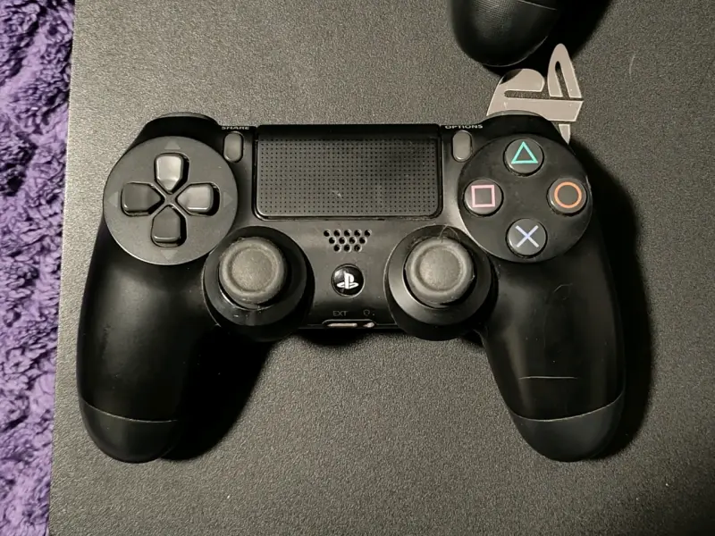 PS4 Pro 1TB - 2 Controles - 3 Juegos - 2