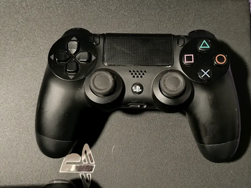 PS4 Pro 1TB - 2 Controles - 3 Juegos - 3