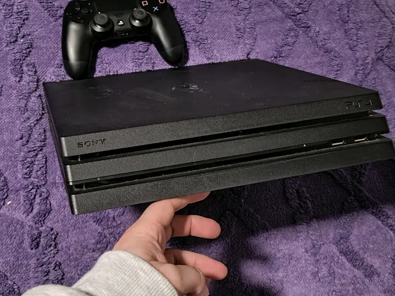 PS4 Pro 1TB - 2 Controles - 3 Juegos - 5