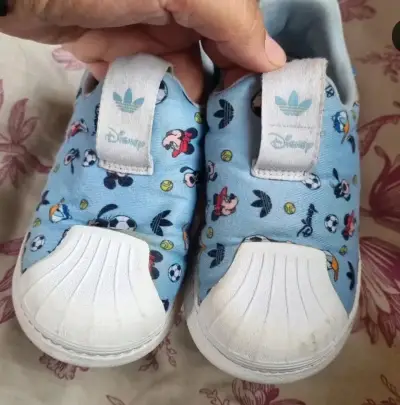 Zapatillas Adidas Disney para niños con diseño de Mickey - miniatura 1