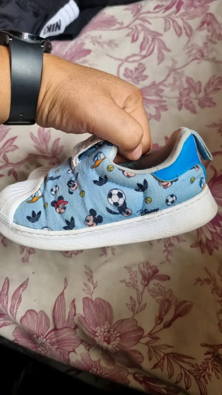 Zapatillas Adidas Disney para niños con diseño de Mickey - 2
