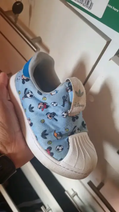 Zapatillas Adidas Disney para niños con diseño de Mickey - miniatura 3