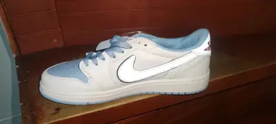 Zapatillas deportivas blancas y celestes Nike Air Jordan - miniatura 1