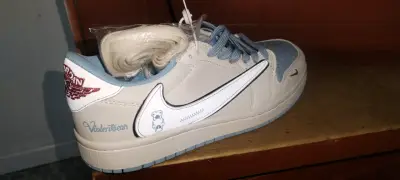 Zapatillas deportivas blancas y celestes Nike Air Jordan - miniatura 2