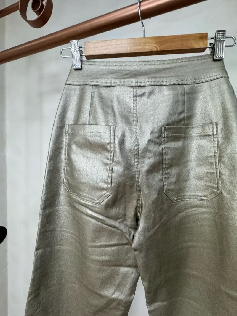Pantalones anchos metálicos plateados para mujer - 4