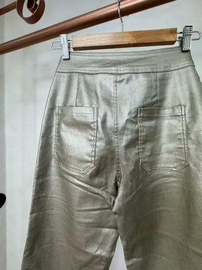 Pantalones anchos metálicos plateados para mujer - miniatura 4
