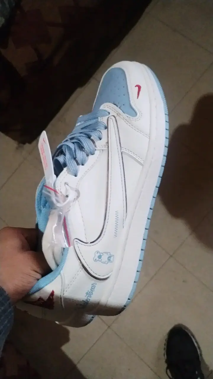 Zapatillas deportivas blancas y celestes Nike Air Jordan - 4