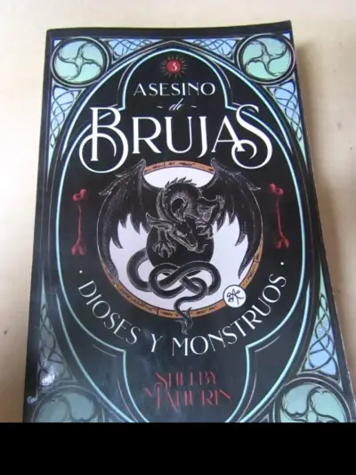 Libro Asesino de Brujas: Dioses y Monstruos - miniatura 1