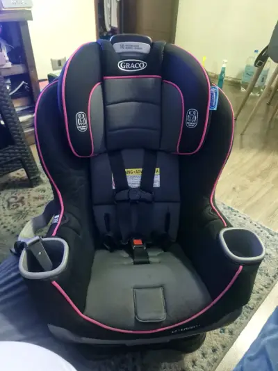 Silla de auto Graco negra con detalles rosados - miniatura 1