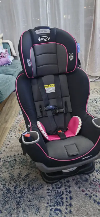 Silla de auto Graco negra con detalles rosados - miniatura 3