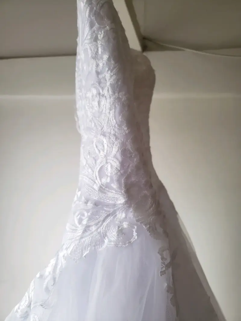 Vestido de novia blanco clásico con falso