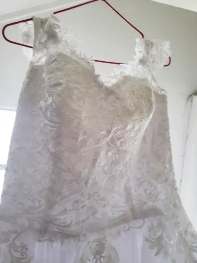 Vestido de novia blanco clásico con falso - miniatura 2