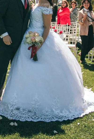 Vestido de novia blanco clásico con falso - miniatura 5