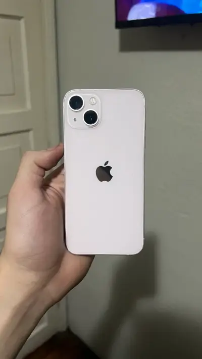 iPhone 13 blanco en buen estado - miniatura 1