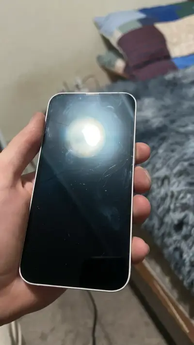iPhone 13 blanco en buen estado - miniatura 4