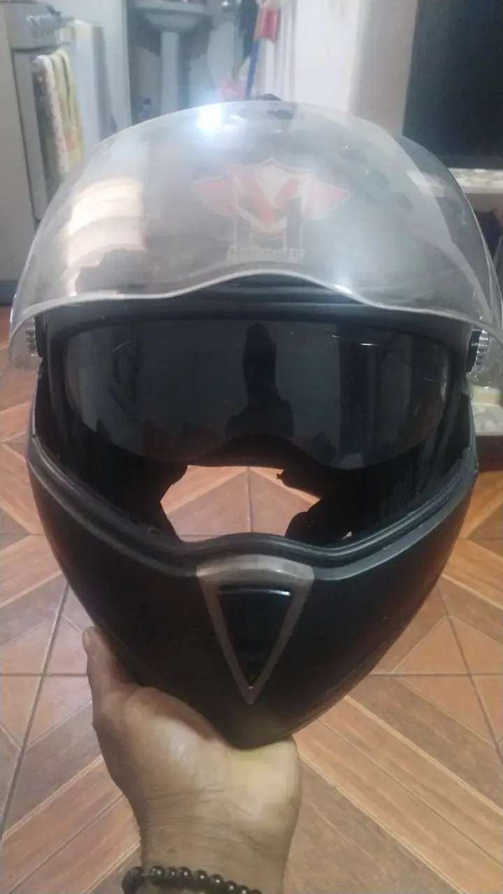 Casco de moto negro con visera - 1