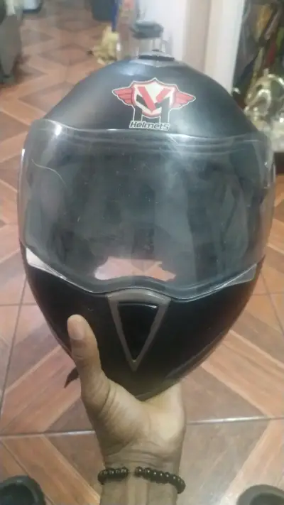 Casco de moto negro con visera - miniatura 2