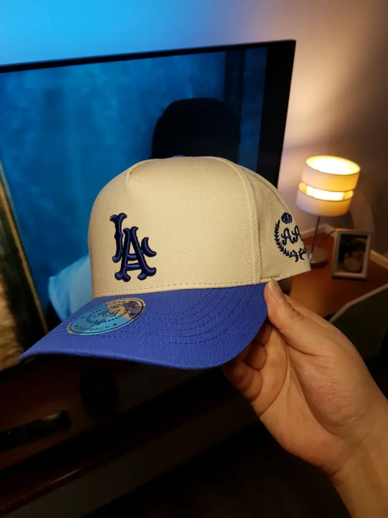 Gorra Snapback Beige y Azul con Logo LA - 2