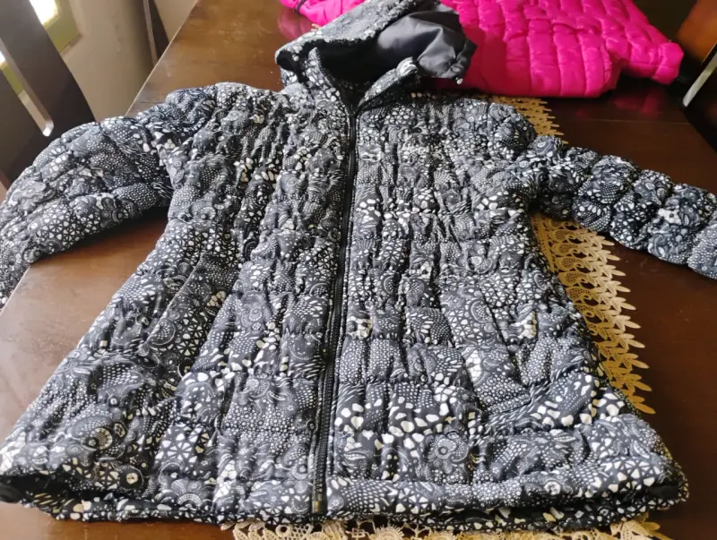 Chaqueta acolchada con capucha para mujer