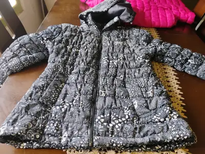 Chaqueta acolchada con capucha para mujer - miniatura 1