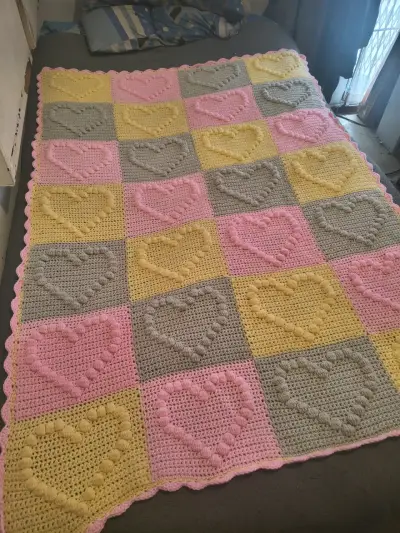 Manta de crochet con corazones en colores pastel - miniatura 1