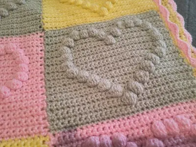 Manta de crochet con corazones en colores pastel - miniatura 2