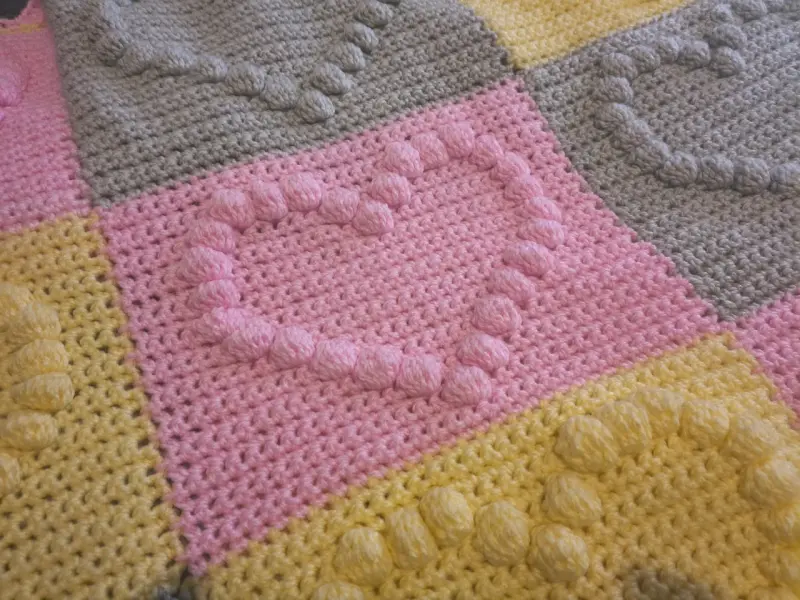 Manta de crochet con corazones en colores pastel - 3