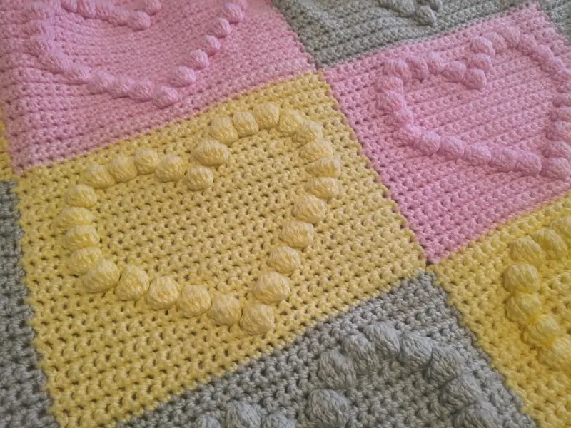 Manta de crochet con corazones en colores pastel - 4