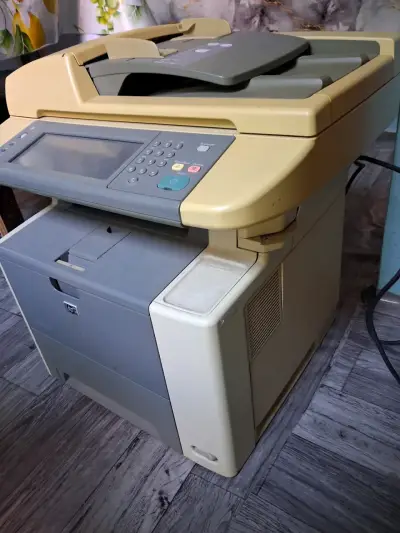 Impresora multifuncional HP LaserJet en buen estado - miniatura 1