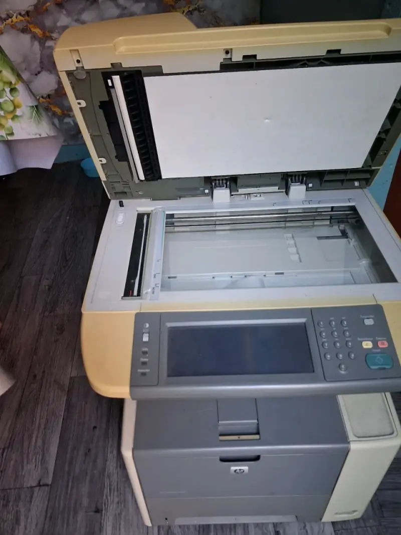 Impresora multifuncional HP LaserJet en buen estado - 2