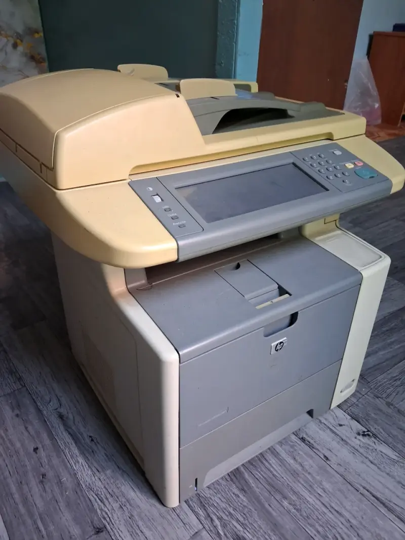 Impresora multifuncional HP LaserJet en buen estado - 3