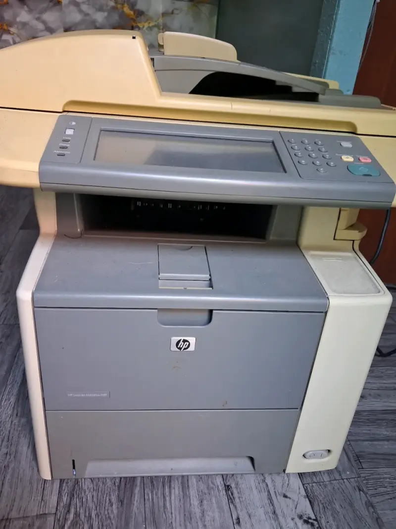 Impresora multifuncional HP LaserJet en buen estado - 5