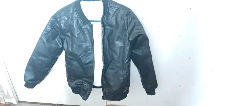 Chaqueta bomber negra de cuero sintético - 1