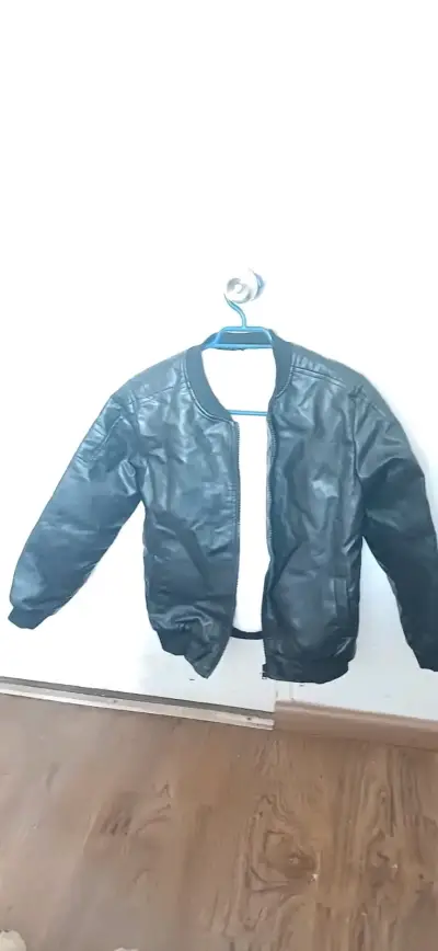Chaqueta bomber negra de cuero sintético - miniatura 2