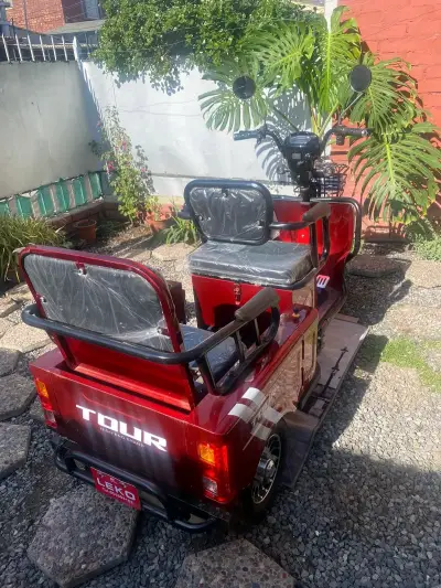Triciclo eléctrico rojo para pasajeros - miniatura 1