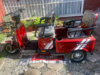 Triciclo eléctrico rojo para pasajeros - miniatura 2