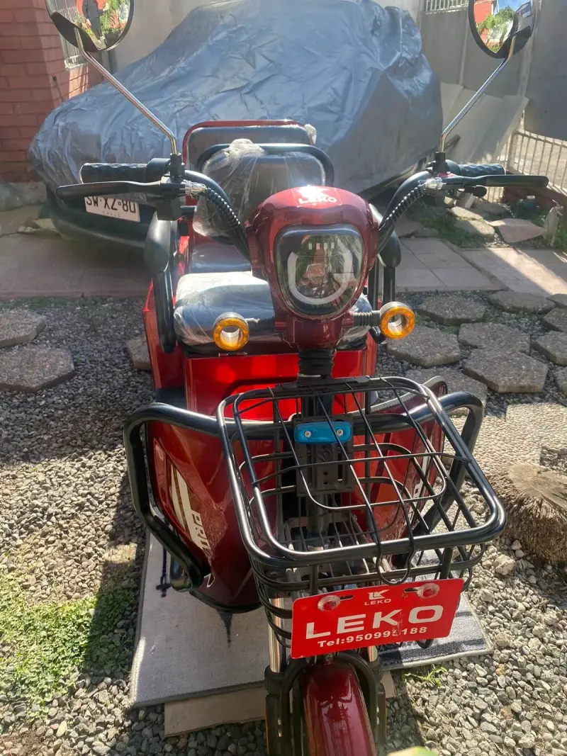 Triciclo eléctrico rojo para pasajeros - 3