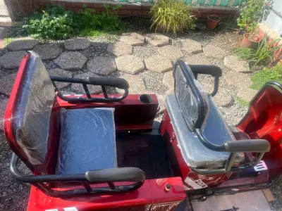 Triciclo eléctrico rojo para pasajeros - miniatura 4