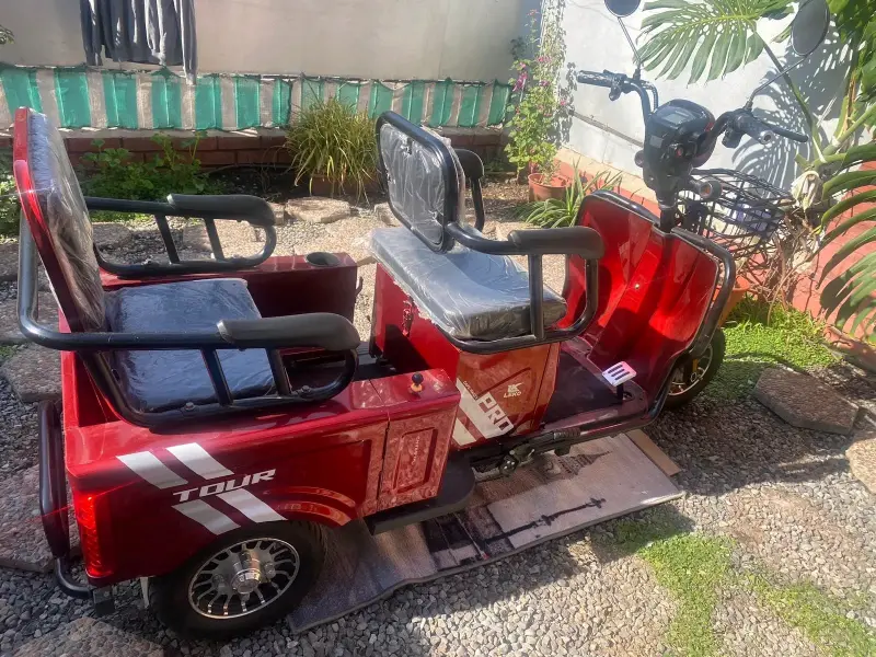 Triciclo eléctrico rojo para pasajeros - 5