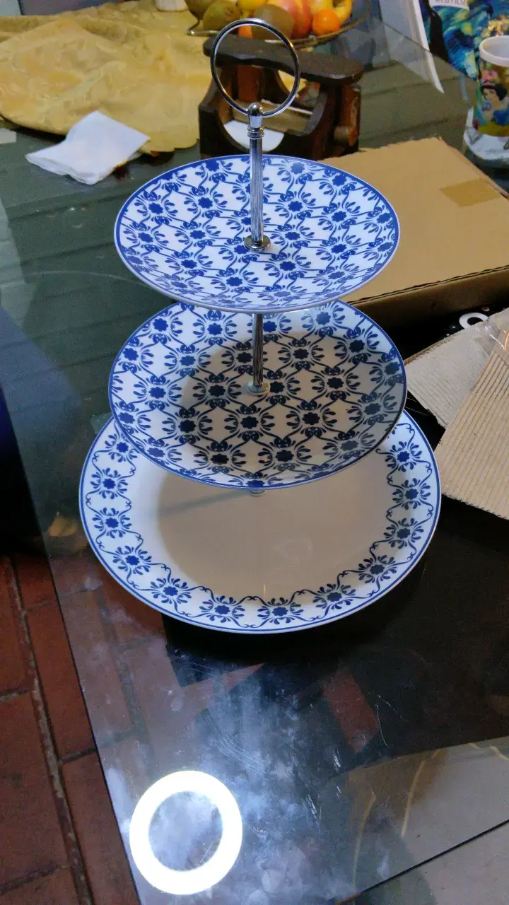 Soporte de torta de tres niveles con diseño floral azul