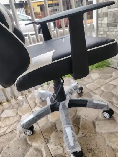 Silla Gamer Ergonómica Negra y Blanca - miniatura 2