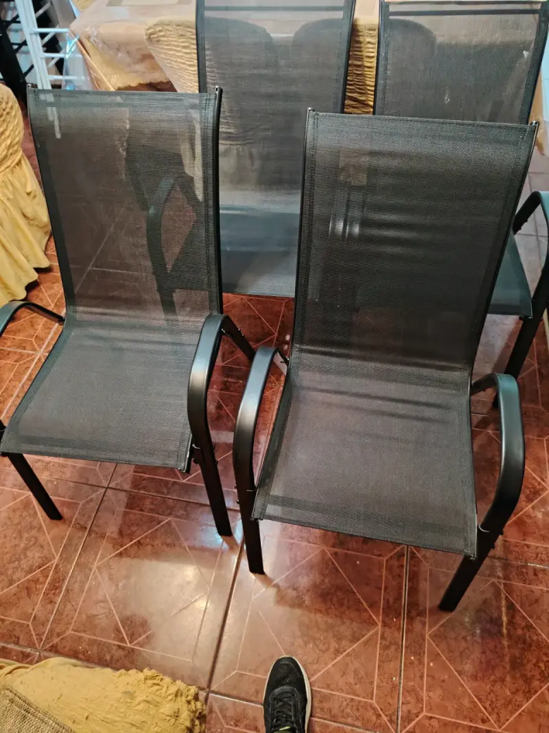 Juego de sillas apilables de metal para exterior - 1