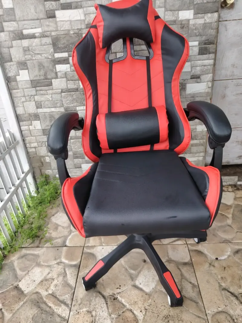 Silla gamer ergonómica roja y negra - 1