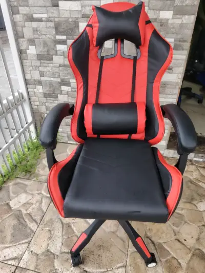 Silla gamer ergonómica roja y negra - miniatura 2