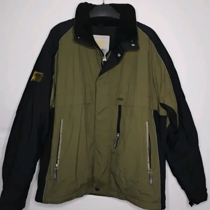 Chaqueta impermeable verde y negra para hombre