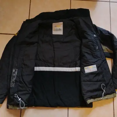 Chaqueta impermeable verde y negra para hombre - miniatura 2