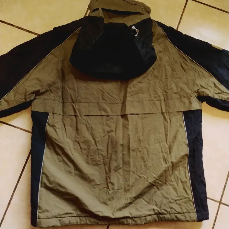 Chaqueta impermeable verde y negra para hombre - 3