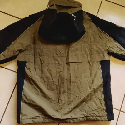 Chaqueta impermeable verde y negra para hombre - miniatura 3